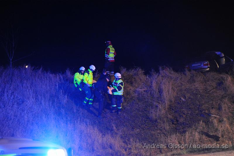 _DSC4684.JPG - Vid 20 tiden larmades en större räddningsstyrka till väg 21 i höjd med åstorp där en personbil i förmodad mycket hög hastighet kört av vägen precis vid påfarten till e4an. Bilen flög över påfarten och avfarten och upp på en åker och började brinna. Alla fem personer i bilen tog sig själva ut men fick följa med till sjukhus, En allvarligt skadad och 4 lindrigt skadade.