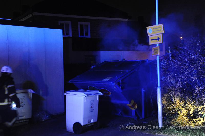 _DSC4694.JPG - Vid 00,15 larmades räddningstjänsten i Klippan till en container brand precis bakom Gästis i centrala Klippan. Branden släcktes snabbt ner.