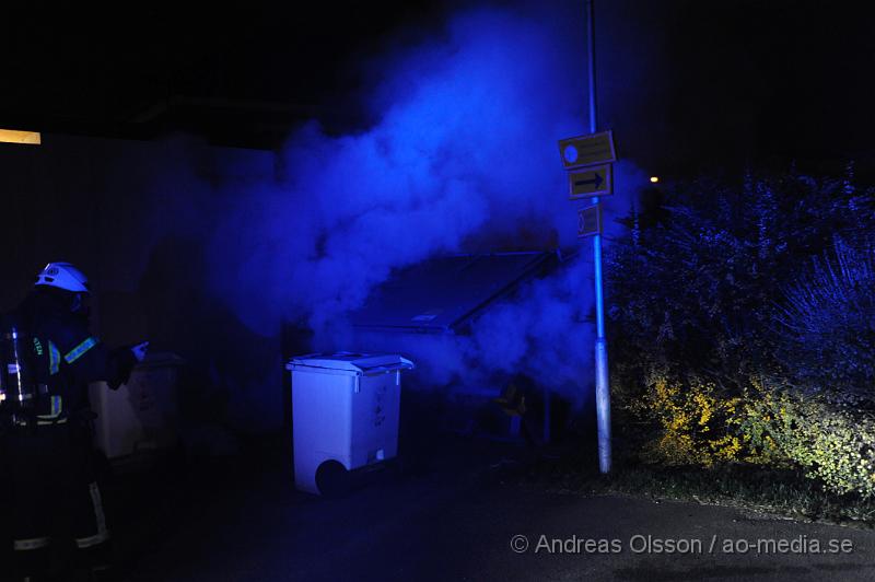 _DSC4696.JPG - Vid 00,15 larmades räddningstjänsten i Klippan till en container brand precis bakom Gästis i centrala Klippan. Branden släcktes snabbt ner.