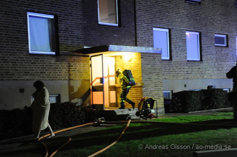 _DSC4705.JPG - Vid 22 tiden larmades räddningstjänst, ambulans och polis till en lägenhetsbrand i Ängelholm. Hur branden har uppståt är oklart. Men man tror det beror på ett kvarglömt ljus. 10 personer fick föras till sjukhus. 2 stycken fick föras med ambulans för rökskador, dem som bodde i lägenheten. Samt 8 st med lätta rökskador.