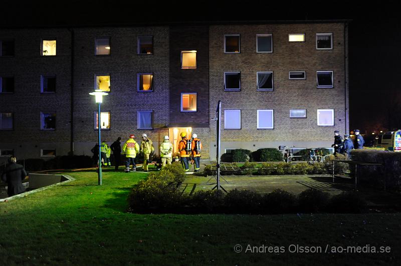 _DSC4710.JPG - Vid 22 tiden larmades räddningstjänst, ambulans och polis till en lägenhetsbrand i Ängelholm. Hur branden har uppståt är oklart. Men man tror det beror på ett kvarglömt ljus. 10 personer fick föras till sjukhus. 2 stycken fick föras med ambulans för rökskador, dem som bodde i lägenheten. Samt 8 st med lätta rökskador.