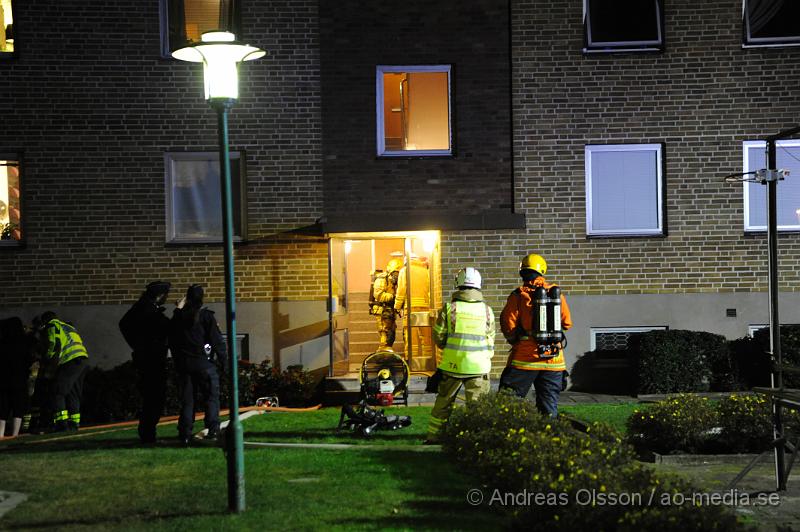 _DSC4712.JPG - Vid 22 tiden larmades räddningstjänst, ambulans och polis till en lägenhetsbrand i Ängelholm. Hur branden har uppståt är oklart. Men man tror det beror på ett kvarglömt ljus. 10 personer fick föras till sjukhus. 2 stycken fick föras med ambulans för rökskador, dem som bodde i lägenheten. Samt 8 st med lätta rökskador.