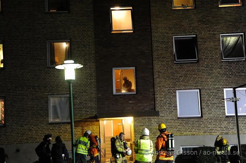 _DSC4715.JPG - Vid 22 tiden larmades räddningstjänst, ambulans och polis till en lägenhetsbrand i Ängelholm. Hur branden har uppståt är oklart. Men man tror det beror på ett kvarglömt ljus. 10 personer fick föras till sjukhus. 2 stycken fick föras med ambulans för rökskador, dem som bodde i lägenheten. Samt 8 st med lätta rökskador.