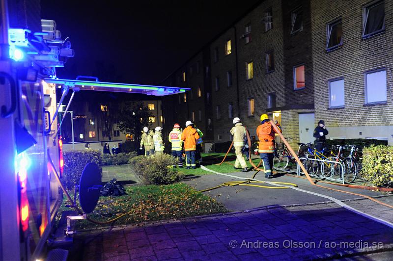 _DSC4725.JPG - Vid 22 tiden larmades räddningstjänst, ambulans och polis till en lägenhetsbrand i Ängelholm. Hur branden har uppståt är oklart. Men man tror det beror på ett kvarglömt ljus. 10 personer fick föras till sjukhus. 2 stycken fick föras med ambulans för rökskador, dem som bodde i lägenheten. Samt 8 st med lätta rökskador.