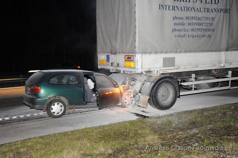 _DSC4738.JPG - Vid 18,50 larmades en större räddningstyrka till e4an i höjd med mölletofta där en personbil kört in i en lastbil bakifrån. Bilen ska i samband med kollisionen börjat brinna. Föraren i bilen en kvinna skadades lindrigt och kunde själv ta sig ut ur bilen. Ett körtfält på e4an stängdes av under räddningsarbetet.