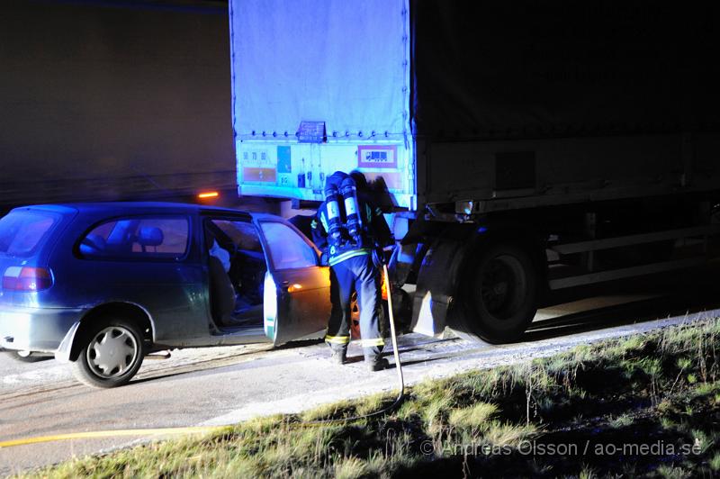 _DSC4746.JPG - Vid 18,50 larmades en större räddningstyrka till e4an i höjd med mölletofta där en personbil kört in i en lastbil bakifrån. Bilen ska i samband med kollisionen börjat brinna. Föraren i bilen en kvinna skadades lindrigt och kunde själv ta sig ut ur bilen. Ett körtfält på e4an stängdes av under räddningsarbetet.