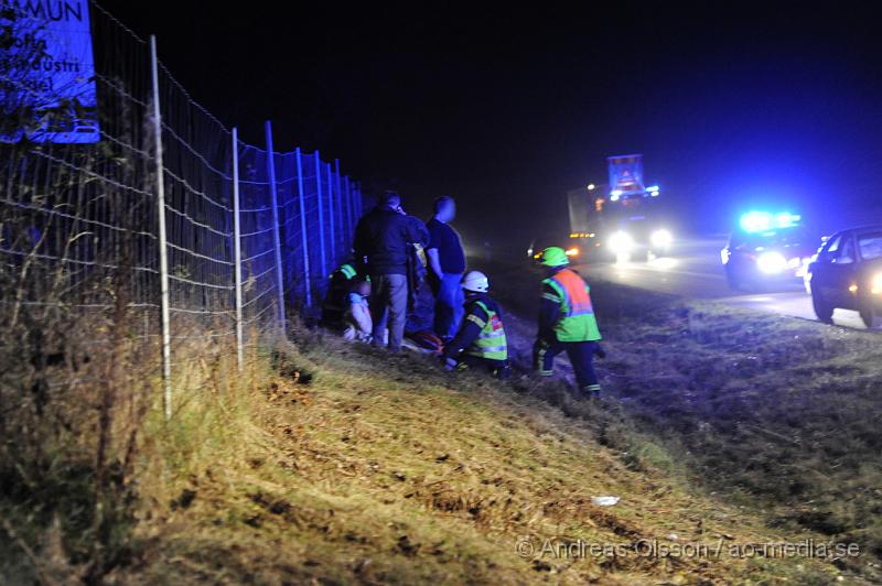 _DSC4748.JPG - Vid 18,50 larmades en större räddningstyrka till e4an i höjd med mölletofta där en personbil kört in i en lastbil bakifrån. Bilen ska i samband med kollisionen börjat brinna. Föraren i bilen en kvinna skadades lindrigt och kunde själv ta sig ut ur bilen. Ett körtfält på e4an stängdes av under räddningsarbetet.