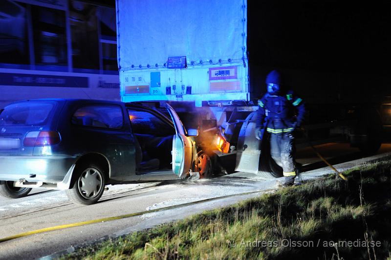 _DSC4750.JPG - Vid 18,50 larmades en större räddningstyrka till e4an i höjd med mölletofta där en personbil kört in i en lastbil bakifrån. Bilen ska i samband med kollisionen börjat brinna. Föraren i bilen en kvinna skadades lindrigt och kunde själv ta sig ut ur bilen. Ett körtfält på e4an stängdes av under räddningsarbetet.