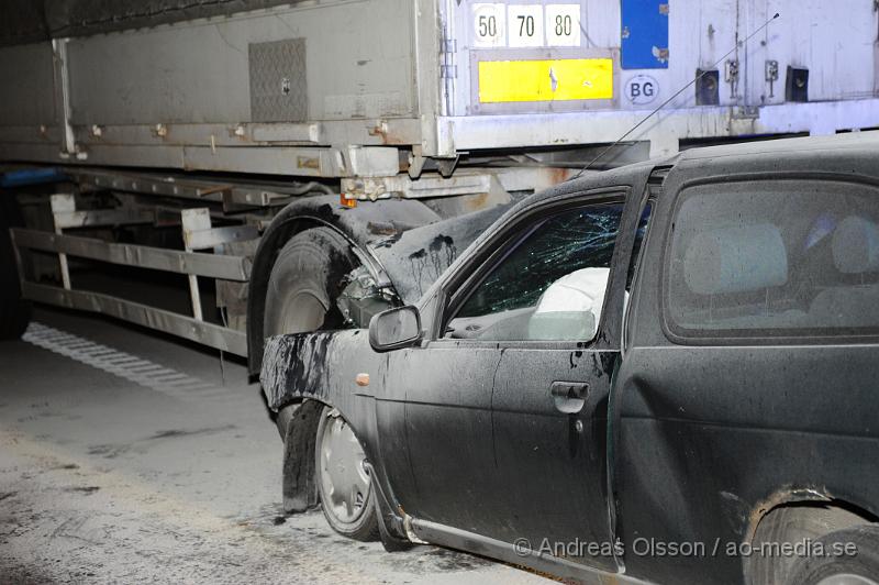 _DSC4753.JPG - Vid 18,50 larmades en större räddningstyrka till e4an i höjd med mölletofta där en personbil kört in i en lastbil bakifrån. Bilen ska i samband med kollisionen börjat brinna. Föraren i bilen en kvinna skadades lindrigt och kunde själv ta sig ut ur bilen. Ett körtfält på e4an stängdes av under räddningsarbetet.