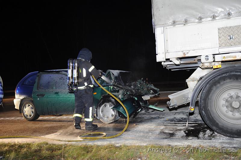 _DSC4755.JPG - Vid 18,50 larmades en större räddningstyrka till e4an i höjd med mölletofta där en personbil kört in i en lastbil bakifrån. Bilen ska i samband med kollisionen börjat brinna. Föraren i bilen en kvinna skadades lindrigt och kunde själv ta sig ut ur bilen. Ett körtfält på e4an stängdes av under räddningsarbetet.