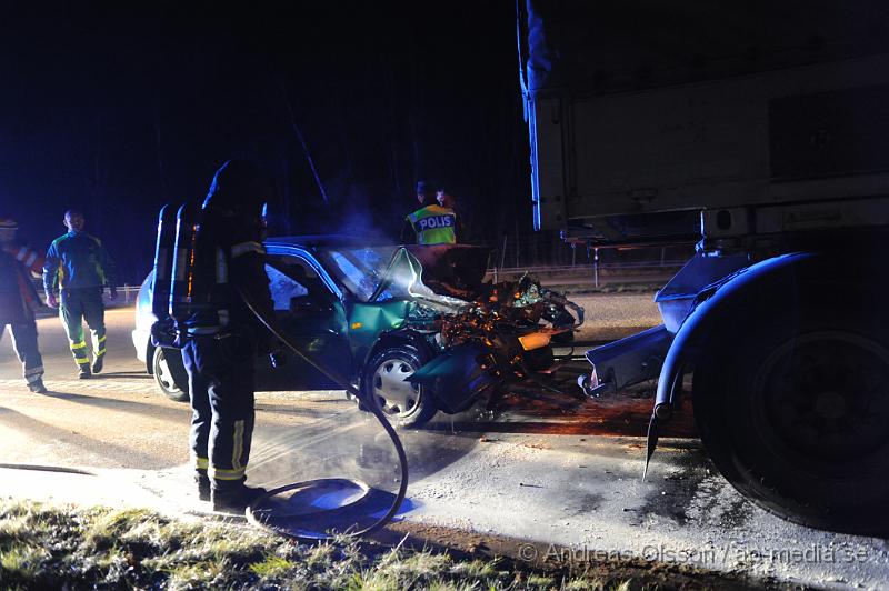 _DSC4759.JPG - Vid 18,50 larmades en större räddningstyrka till e4an i höjd med mölletofta där en personbil kört in i en lastbil bakifrån. Bilen ska i samband med kollisionen börjat brinna. Föraren i bilen en kvinna skadades lindrigt och kunde själv ta sig ut ur bilen. Ett körtfält på e4an stängdes av under räddningsarbetet.