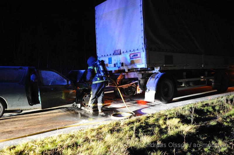 _DSC4761.JPG - Vid 18,50 larmades en större räddningstyrka till e4an i höjd med mölletofta där en personbil kört in i en lastbil bakifrån. Bilen ska i samband med kollisionen börjat brinna. Föraren i bilen en kvinna skadades lindrigt och kunde själv ta sig ut ur bilen. Ett körtfält på e4an stängdes av under räddningsarbetet.