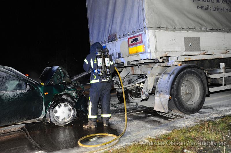 _DSC4763.JPG - Vid 18,50 larmades en större räddningstyrka till e4an i höjd med mölletofta där en personbil kört in i en lastbil bakifrån. Bilen ska i samband med kollisionen börjat brinna. Föraren i bilen en kvinna skadades lindrigt och kunde själv ta sig ut ur bilen. Ett körtfält på e4an stängdes av under räddningsarbetet.