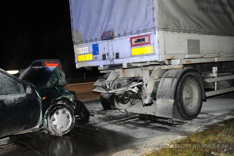 _DSC4764.JPG - Vid 18,50 larmades en större räddningstyrka till e4an i höjd med mölletofta där en personbil kört in i en lastbil bakifrån. Bilen ska i samband med kollisionen börjat brinna. Föraren i bilen en kvinna skadades lindrigt och kunde själv ta sig ut ur bilen. Ett körtfält på e4an stängdes av under räddningsarbetet.