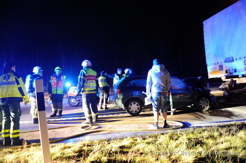 _DSC4765.JPG - Vid 18,50 larmades en större räddningstyrka till e4an i höjd med mölletofta där en personbil kört in i en lastbil bakifrån. Bilen ska i samband med kollisionen börjat brinna. Föraren i bilen en kvinna skadades lindrigt och kunde själv ta sig ut ur bilen. Ett körtfält på e4an stängdes av under räddningsarbetet.