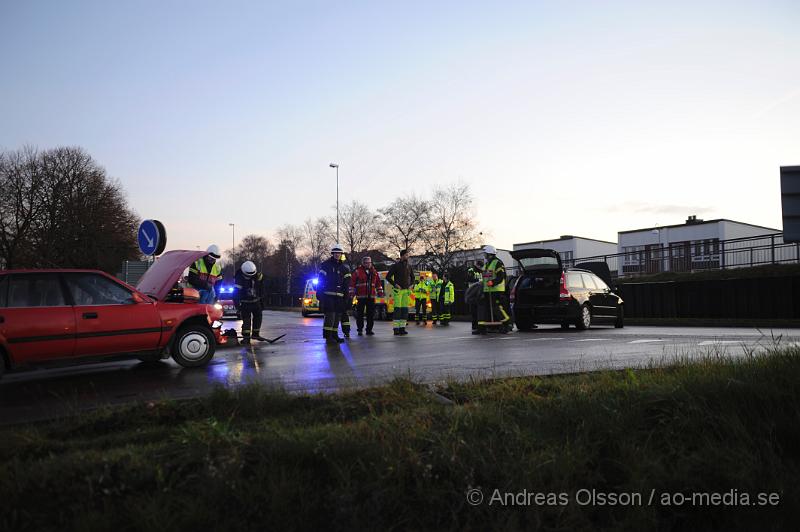 _DSC4769.JPG - Vid 7 tiden krockade två personbilar i klippan vid järnvägsövergången. Det var en bakifrån kollision och bilen som körde in i den andra blev kraftig demolerad i fronten. En person fördes till sjukhus, oklart skadeläge.