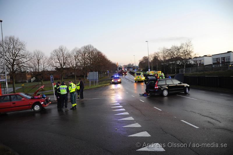 _DSC4771.JPG - Vid 7 tiden krockade två personbilar i klippan vid järnvägsövergången. Det var en bakifrån kollision och bilen som körde in i den andra blev kraftig demolerad i fronten. En person fördes till sjukhus, oklart skadeläge.