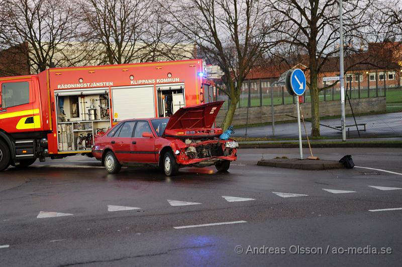 _DSC4773.JPG - Vid 7 tiden krockade två personbilar i klippan vid järnvägsövergången. Det var en bakifrån kollision och bilen som körde in i den andra blev kraftig demolerad i fronten. En person fördes till sjukhus, oklart skadeläge.