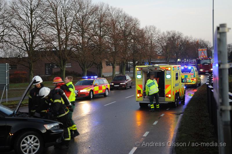 _DSC4775.JPG - Vid 7 tiden krockade två personbilar i klippan vid järnvägsövergången. Det var en bakifrån kollision och bilen som körde in i den andra blev kraftig demolerad i fronten. En person fördes till sjukhus, oklart skadeläge.