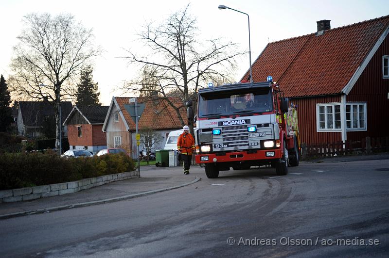 _DSC4776.JPG - Vid 15.30 larmades räddningstjänsten från Ängelholm och Munka-ljungby samt polis och personal från Öresundskraft till Ahlfeldts gata i Munka ljungby där man höll på att sätta stolpar och då råkat slå sönder en gas ledning med ett järnspett. Ingen person kom till skada och man stängde av gasen för att senare kunna reparera ledningen.