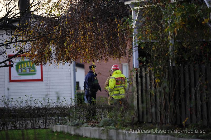 _DSC4785.JPG - Vid 15.30 larmades räddningstjänsten från Ängelholm och Munka-ljungby samt polis och personal från Öresundskraft till Ahlfeldts gata i Munka ljungby där man höll på att sätta stolpar och då råkat slå sönder en gas ledning med ett järnspett. Ingen person kom till skada och man stängde av gasen för att senare kunna reparera ledningen.