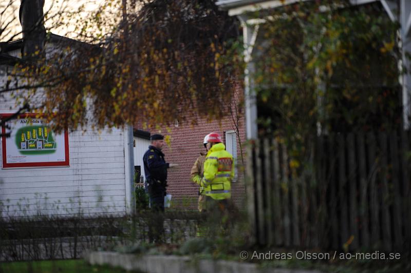 _DSC4786.JPG - Vid 15.30 larmades räddningstjänsten från Ängelholm och Munka-ljungby samt polis och personal från Öresundskraft till Ahlfeldts gata i Munka ljungby där man höll på att sätta stolpar och då råkat slå sönder en gas ledning med ett järnspett. Ingen person kom till skada och man stängde av gasen för att senare kunna reparera ledningen.