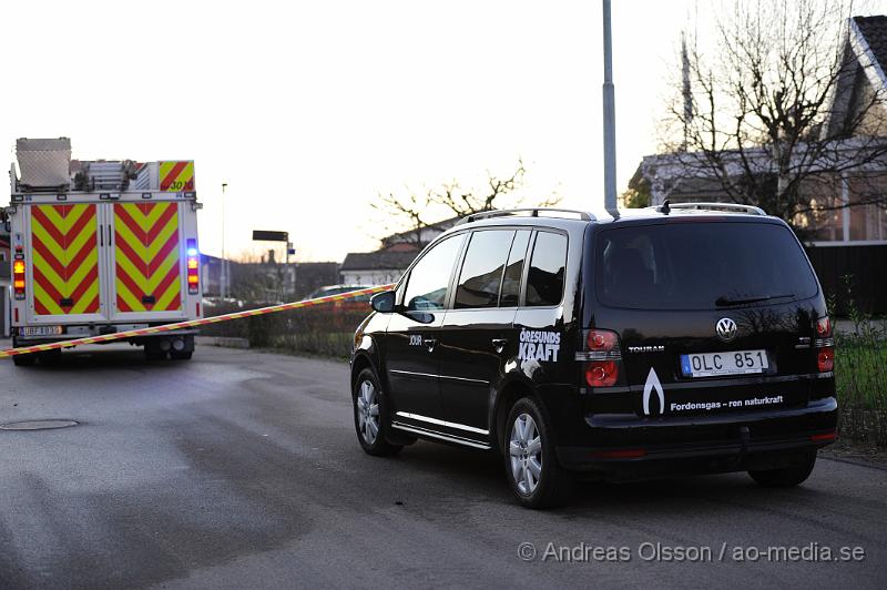 _DSC4787.JPG - Vid 15.30 larmades räddningstjänsten från Ängelholm och Munka-ljungby samt polis och personal från Öresundskraft till Ahlfeldts gata i Munka ljungby där man höll på att sätta stolpar och då råkat slå sönder en gas ledning med ett järnspett. Ingen person kom till skada och man stängde av gasen för att senare kunna reparera ledningen.