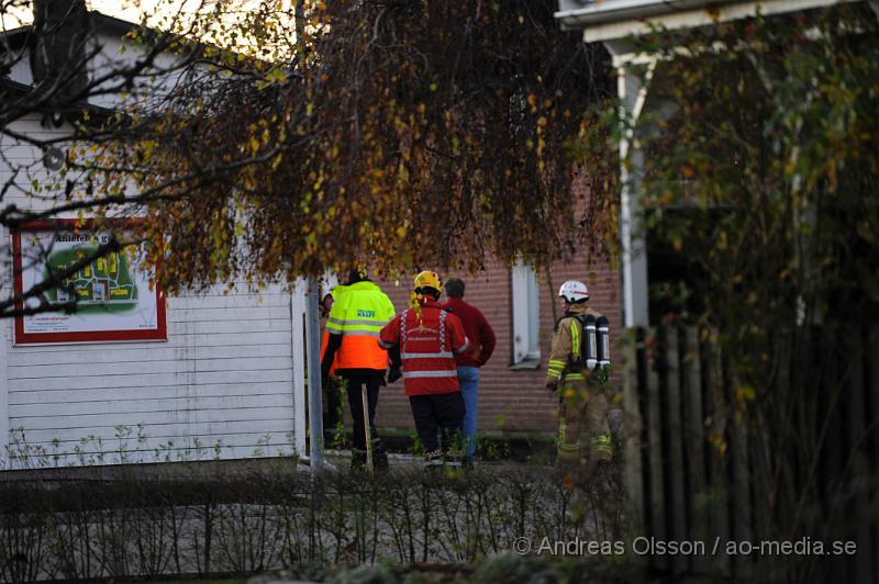 _DSC4791.JPG - Vid 15.30 larmades räddningstjänsten från Ängelholm och Munka-ljungby samt polis och personal från Öresundskraft till Ahlfeldts gata i Munka ljungby där man höll på att sätta stolpar och då råkat slå sönder en gas ledning med ett järnspett. Ingen person kom till skada och man stängde av gasen för att senare kunna reparera ledningen.