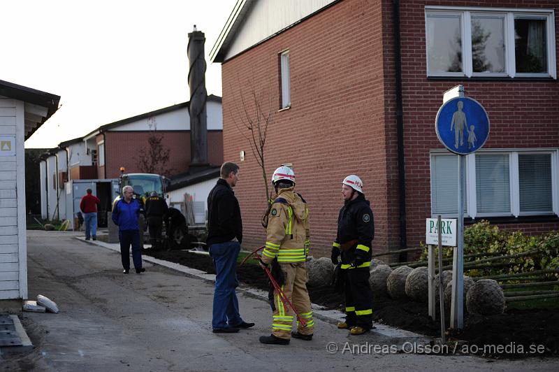 _DSC4799.JPG - Vid 15.30 larmades räddningstjänsten från Ängelholm och Munka-ljungby samt polis och personal från Öresundskraft till Ahlfeldts gata i Munka ljungby där man höll på att sätta stolpar och då råkat slå sönder en gas ledning med ett järnspett. Ingen person kom till skada och man stängde av gasen för att senare kunna reparera ledningen.