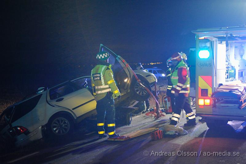 _DSC4807.JPG - Vid 18.40 tiden larmades räddninstjänst, Ambulans och polis till väg 1830 utanför östra ljunby där en civilpolisbil och en personbil kolliderat. Polisbilen hamnade i diket och personbilen voltade ut på åkern. Polisen vårdas på sjukhuset för allvarliga skador och dem två andra som färdades i bilen som voltade fördes till sjukhus med lindriga skador. Vägen var helt avstängd i ca 1 timmes tid. Polismannen avled av sina skador på Universitetssjukhuset i Lund under torsdagen.