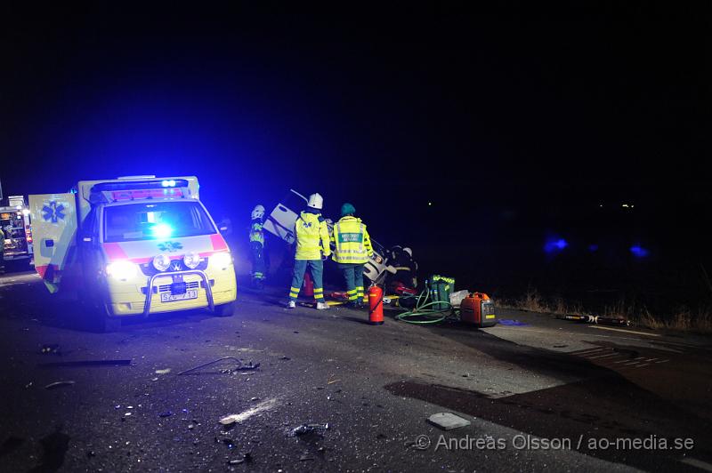 _DSC4812.JPG - Vid 18.40 tiden larmades räddninstjänst, Ambulans och polis till väg 1830 utanför östra ljunby där en civilpolisbil och en personbil kolliderat. Polisbilen hamnade i diket och personbilen voltade ut på åkern. Polisen vårdas på sjukhuset för allvarliga skador och dem två andra som färdades i bilen som voltade fördes till sjukhus med lindriga skador. Vägen var helt avstängd i ca 1 timmes tid. Polismannen avled av sina skador på Universitetssjukhuset i Lund under torsdagen.