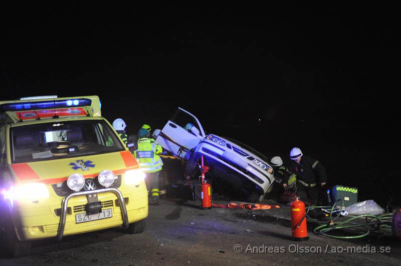 _DSC4813.JPG - Vid 18.40 tiden larmades räddninstjänst, Ambulans och polis till väg 1830 utanför östra ljunby där en civilpolisbil och en personbil kolliderat. Polisbilen hamnade i diket och personbilen voltade ut på åkern. Polisen vårdas på sjukhuset för allvarliga skador och dem två andra som färdades i bilen som voltade fördes till sjukhus med lindriga skador. Vägen var helt avstängd i ca 1 timmes tid. Polismannen avled av sina skador på Universitetssjukhuset i Lund under torsdagen.