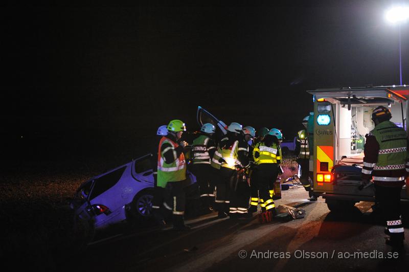 _DSC4816.JPG - Vid 18.40 tiden larmades räddninstjänst, Ambulans och polis till väg 1830 utanför östra ljunby där en civilpolisbil och en personbil kolliderat. Polisbilen hamnade i diket och personbilen voltade ut på åkern. Polisen vårdas på sjukhuset för allvarliga skador och dem två andra som färdades i bilen som voltade fördes till sjukhus med lindriga skador. Vägen var helt avstängd i ca 1 timmes tid. Polismannen avled av sina skador på Universitetssjukhuset i Lund under torsdagen.