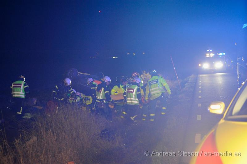 _DSC4823.JPG - Vid 18.40 tiden larmades räddninstjänst, Ambulans och polis till väg 1830 utanför östra ljunby där en civilpolisbil och en personbil kolliderat. Polisbilen hamnade i diket och personbilen voltade ut på åkern. Polisen vårdas på sjukhuset för allvarliga skador och dem två andra som färdades i bilen som voltade fördes till sjukhus med lindriga skador. Vägen var helt avstängd i ca 1 timmes tid. Polismannen avled av sina skador på Universitetssjukhuset i Lund under torsdagen.