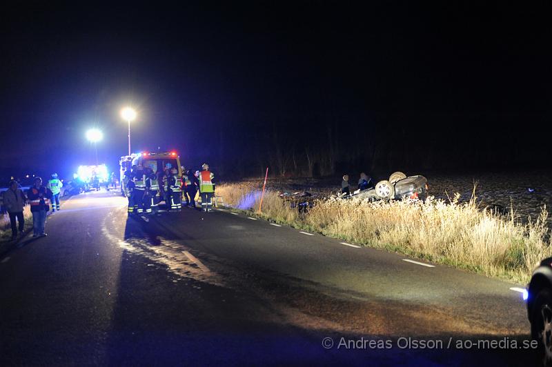 _DSC4833.JPG - Vid 18.40 tiden larmades räddninstjänst, Ambulans och polis till väg 1830 utanför östra ljunby där en civilpolisbil och en personbil kolliderat. Polisbilen hamnade i diket och personbilen voltade ut på åkern. Polisen vårdas på sjukhuset för allvarliga skador och dem två andra som färdades i bilen som voltade fördes till sjukhus med lindriga skador. Vägen var helt avstängd i ca 1 timmes tid. Polismannen avled av sina skador på Universitetssjukhuset i Lund under torsdagen.