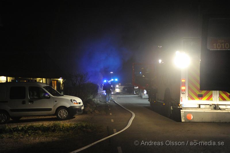 _DSC4835.JPG - Vid 15,30 tiden larmades en stor räddningsstyrka med brandmän från flera stationer, flera ambulanser och polis till en villa i viken där det var en fullt utvecklad villabrand. Man påbörjade rökdykning ganska omedelbart då det fanns misstankar om att personer kunde finnas kvar där inne, Under rökdykningen fann man två personer som inte var vid medvetande. Deras liv gick inte att rädda. Man tror det är det 60 åriga paret som bor i villan men deras identitet har inte gått att fastställa.