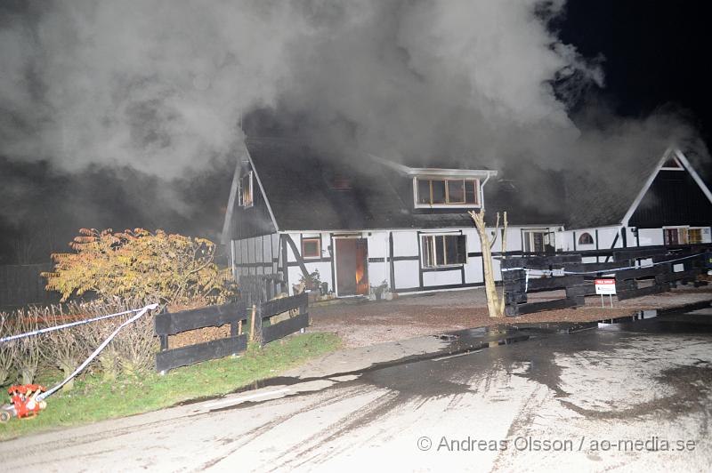 _DSC4839.JPG - Vid 15,30 tiden larmades en stor räddningsstyrka med brandmän från flera stationer, flera ambulanser och polis till en villa i viken där det var en fullt utvecklad villabrand. Man påbörjade rökdykning ganska omedelbart då det fanns misstankar om att personer kunde finnas kvar där inne, Under rökdykningen fann man två personer som inte var vid medvetande. Deras liv gick inte att rädda. Man tror det är det 60 åriga paret som bor i villan men deras identitet har inte gått att fastställa.