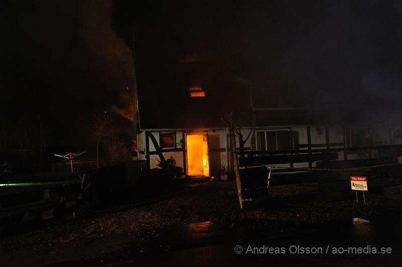 _DSC4841.JPG - Vid 15,30 tiden larmades en stor räddningsstyrka med brandmän från flera stationer, flera ambulanser och polis till en villa i viken där det var en fullt utvecklad villabrand. Man påbörjade rökdykning ganska omedelbart då det fanns misstankar om att personer kunde finnas kvar där inne, Under rökdykningen fann man två personer som inte var vid medvetande. Deras liv gick inte att rädda. Man tror det är det 60 åriga paret som bor i villan men deras identitet har inte gått att fastställa.