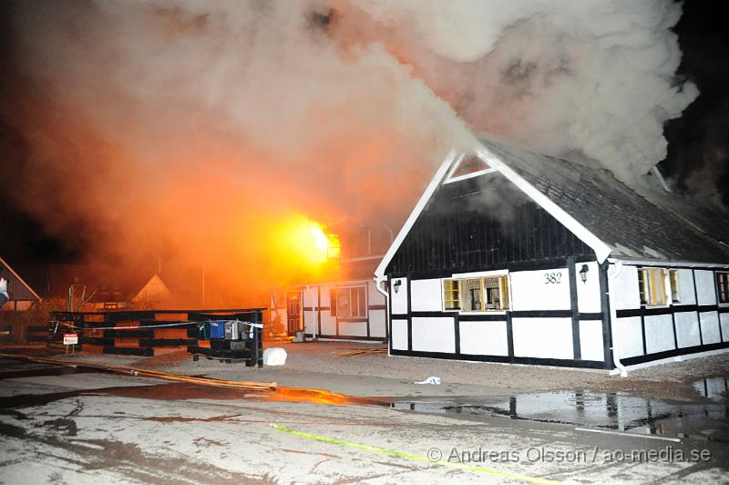 _DSC4848.JPG - Vid 15,30 tiden larmades en stor räddningsstyrka med brandmän från flera stationer, flera ambulanser och polis till en villa i viken där det var en fullt utvecklad villabrand. Man påbörjade rökdykning ganska omedelbart då det fanns misstankar om att personer kunde finnas kvar där inne, Under rökdykningen fann man två personer som inte var vid medvetande. Deras liv gick inte att rädda. Man tror det är det 60 åriga paret som bor i villan men deras identitet har inte gått att fastställa.