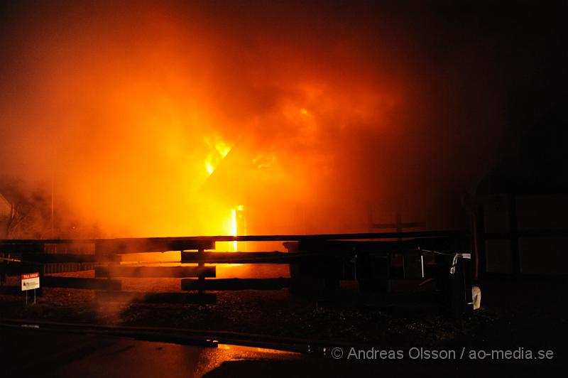 _DSC4851.JPG - Vid 15,30 tiden larmades en stor räddningsstyrka med brandmän från flera stationer, flera ambulanser och polis till en villa i viken där det var en fullt utvecklad villabrand. Man påbörjade rökdykning ganska omedelbart då det fanns misstankar om att personer kunde finnas kvar där inne, Under rökdykningen fann man två personer som inte var vid medvetande. Deras liv gick inte att rädda. Man tror det är det 60 åriga paret som bor i villan men deras identitet har inte gått att fastställa.