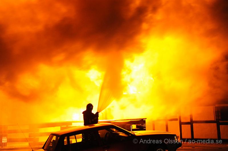 _DSC4858.JPG - Vid 15,30 tiden larmades en stor räddningsstyrka med brandmän från flera stationer, flera ambulanser och polis till en villa i viken där det var en fullt utvecklad villabrand. Man påbörjade rökdykning ganska omedelbart då det fanns misstankar om att personer kunde finnas kvar där inne, Under rökdykningen fann man två personer som inte var vid medvetande. Deras liv gick inte att rädda. Man tror det är det 60 åriga paret som bor i villan men deras identitet har inte gått att fastställa.