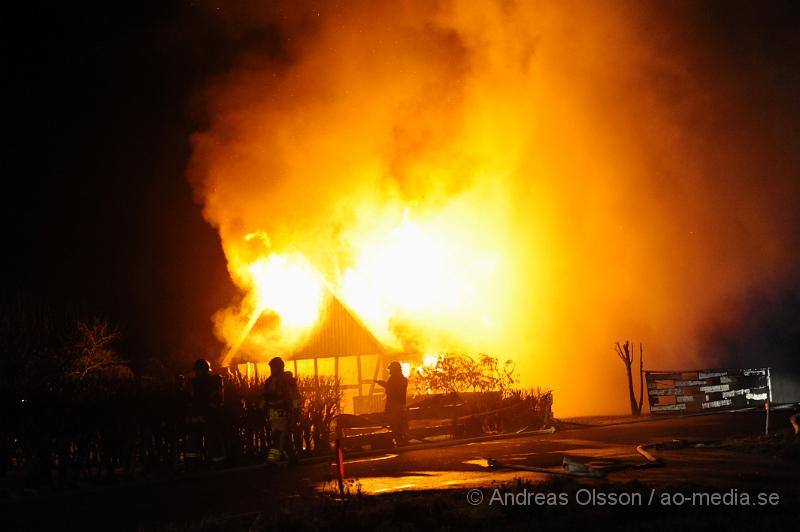 _DSC4863.JPG - Vid 15,30 tiden larmades en stor räddningsstyrka med brandmän från flera stationer, flera ambulanser och polis till en villa i viken där det var en fullt utvecklad villabrand. Man påbörjade rökdykning ganska omedelbart då det fanns misstankar om att personer kunde finnas kvar där inne, Under rökdykningen fann man två personer som inte var vid medvetande. Deras liv gick inte att rädda. Man tror det är det 60 åriga paret som bor i villan men deras identitet har inte gått att fastställa.