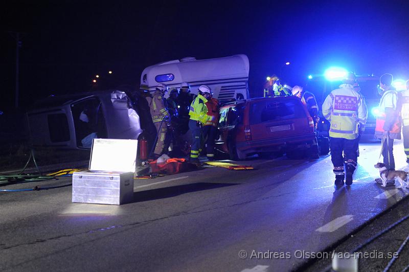 _DSC4903.JPG - Vid 18,14 Larmades räddningstjänsten från Ängelholm och Klippan samt ambulans och polis till väg 13 i höjd med Össjö skola där två personbilar kolliderat. En med häst släp. Taket fick klippas upp på den ena bilen då föraren av bilen klämde fast sina ben. Hästtransportens bil hamnade på sidan. Hästen ska ha tagits ut och förts till en närliggande gård där den kunde lugnas ner. En person ska ha skadats allvarligt och en lindrigt. Vägen var helt avstängd under räddningsarbetet.