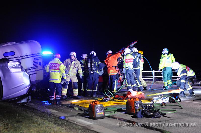 _DSC4915.JPG - Vid 18,14 Larmades räddningstjänsten från Ängelholm och Klippan samt ambulans och polis till väg 13 i höjd med Össjö skola där två personbilar kolliderat. En med häst släp. Taket fick klippas upp på den ena bilen då föraren av bilen klämde fast sina ben. Hästtransportens bil hamnade på sidan. Hästen ska ha tagits ut och förts till en närliggande gård där den kunde lugnas ner. En person ska ha skadats allvarligt och en lindrigt. Vägen var helt avstängd under räddningsarbetet.