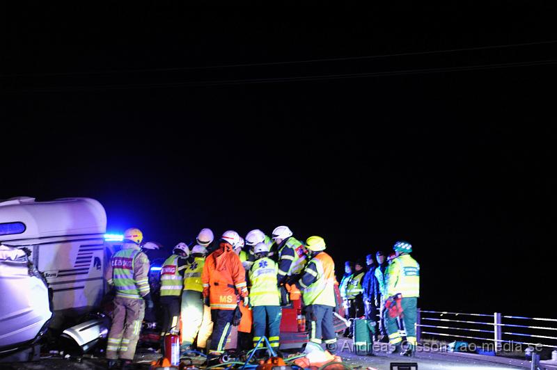 _DSC4928.JPG - Vid 18,14 Larmades räddningstjänsten från Ängelholm och Klippan samt ambulans och polis till väg 13 i höjd med Össjö skola där två personbilar kolliderat. En med häst släp. Taket fick klippas upp på den ena bilen då föraren av bilen klämde fast sina ben. Hästtransportens bil hamnade på sidan. Hästen ska ha tagits ut och förts till en närliggande gård där den kunde lugnas ner. En person ska ha skadats allvarligt och en lindrigt. Vägen var helt avstängd under räddningsarbetet.