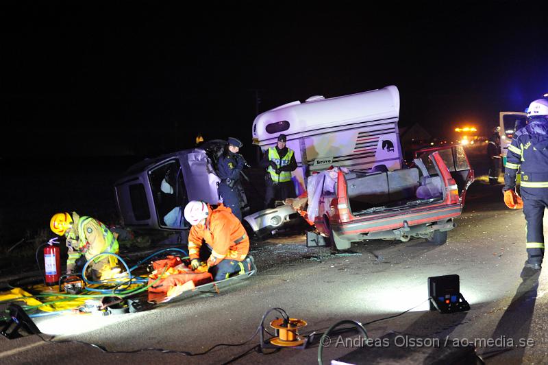 _DSC4934.JPG - Vid 18,14 Larmades räddningstjänsten från Ängelholm och Klippan samt ambulans och polis till väg 13 i höjd med Össjö skola där två personbilar kolliderat. En med häst släp. Taket fick klippas upp på den ena bilen då föraren av bilen klämde fast sina ben. Hästtransportens bil hamnade på sidan. Hästen ska ha tagits ut och förts till en närliggande gård där den kunde lugnas ner. En person ska ha skadats allvarligt och en lindrigt. Vägen var helt avstängd under räddningsarbetet.