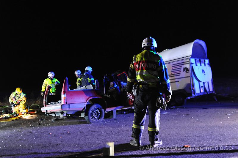 _DSC4935.JPG - Vid 18,14 Larmades räddningstjänsten från Ängelholm och Klippan samt ambulans och polis till väg 13 i höjd med Össjö skola där två personbilar kolliderat. En med häst släp. Taket fick klippas upp på den ena bilen då föraren av bilen klämde fast sina ben. Hästtransportens bil hamnade på sidan. Hästen ska ha tagits ut och förts till en närliggande gård där den kunde lugnas ner. En person ska ha skadats allvarligt och en lindrigt. Vägen var helt avstängd under räddningsarbetet.