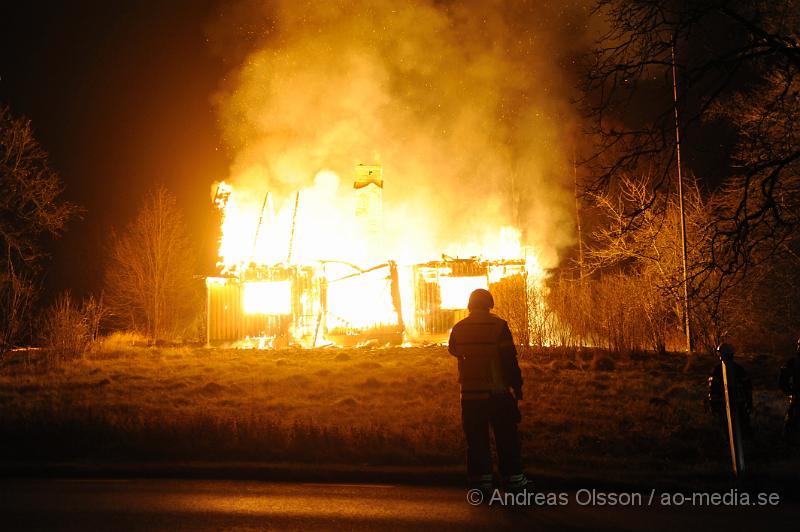 _DSC4943.JPG - Vid 21.30 larmades räddningstjänst, Ambulans och Polis till väg 24 mellan Hörja och Röke där en villa stod i lågor. När räddningstjänsten kom fram till huset var det redan övertänt. Det är oklart om någon kommit till skada i branden eller om någon fanns inne i huset.