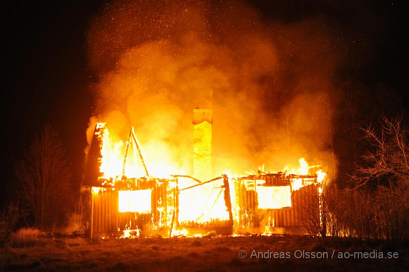 _DSC4948.JPG - Vid 21.30 larmades räddningstjänst, Ambulans och Polis till väg 24 mellan Hörja och Röke där en villa stod i lågor. När räddningstjänsten kom fram till huset var det redan övertänt. Det är oklart om någon kommit till skada i branden eller om någon fanns inne i huset.