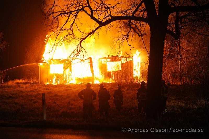 _DSC4951.JPG - Vid 21.30 larmades räddningstjänst, Ambulans och Polis till väg 24 mellan Hörja och Röke där en villa stod i lågor. När räddningstjänsten kom fram till huset var det redan övertänt. Det är oklart om någon kommit till skada i branden eller om någon fanns inne i huset.